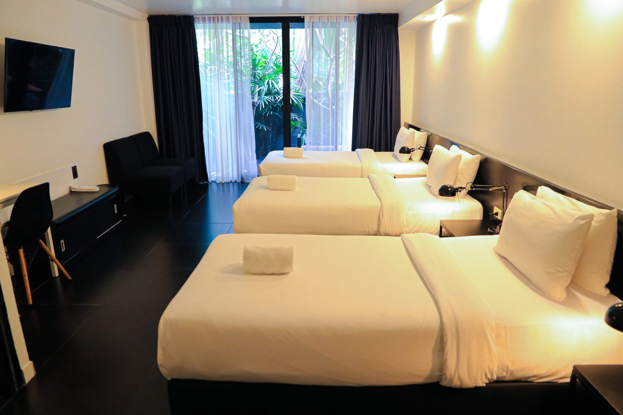 Triple room with three single beds